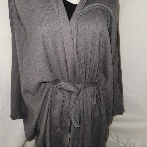Ladies Calligraphe gray batwing shortsleeved sweater with wrap waist. Size L - Picture 3 of 5